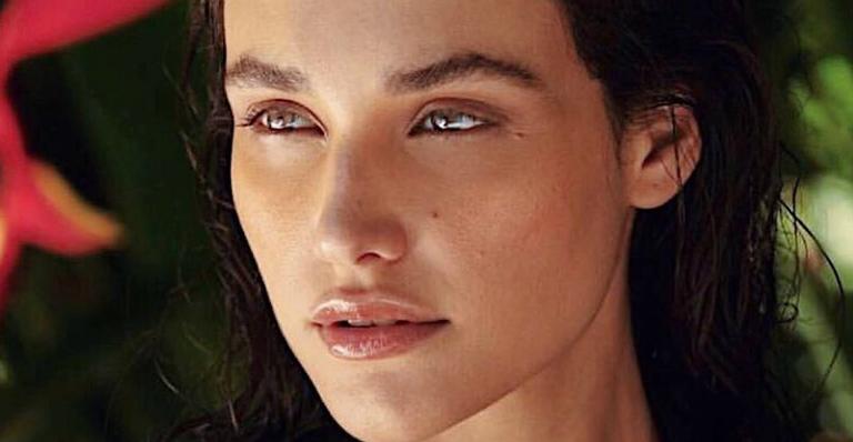 Débora Nascimento é flagrada beijando outra mulher e dispara: ”Tô solteira mesmo”
