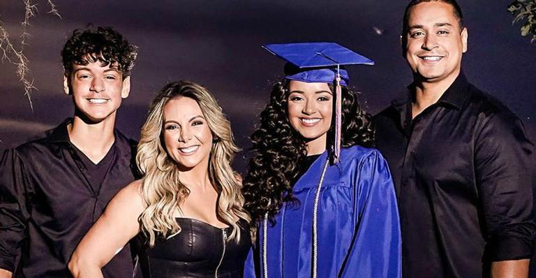 Carla Perez e Xanddy não seguram a emoção na formatura da filha: ”Tremi, chorei”