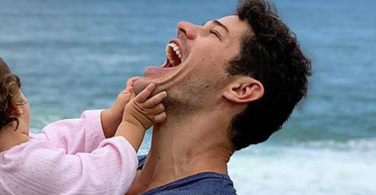 José Loreto destrói o fofurômetro ao surgir com Bella na praia: ”Sublime amor”