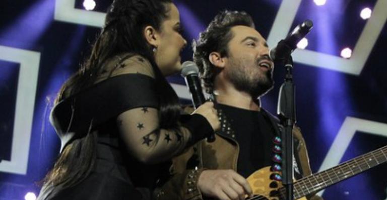 Fernando e Maiara dão um super beijo de língua no palco de festival