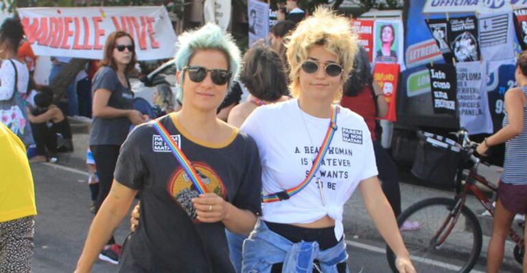 Nanda Costa e a noiva vão às ruas protestar, mas não a favor do governo Bolsonaro