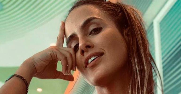 Ex-BBB Carol Peixinho surge posando com top e shortinho e pernas definidas chamam a atenção