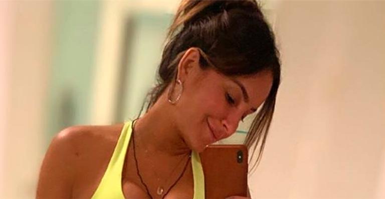 Claudia Leitte exibe barrigão em momento emocionante nas redes sociais