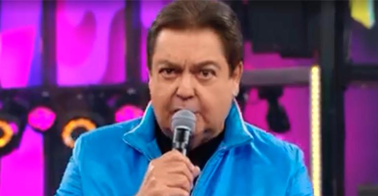 Faustão capricha no look e aparece no Domingão usando jaqueta moderninha nada básica