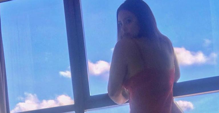 Geisy Arruda aumenta a temperatura e surge de camisola curtinha e sexy