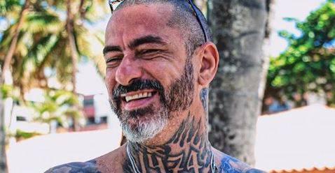 Henrique Fogaça choca ao surgir apenas de sunga e mostrar o corpo todo tatuado