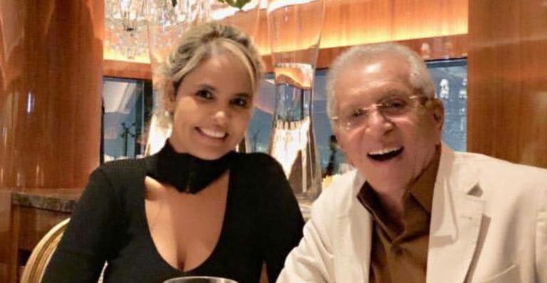 Carlos Alberto de Nóbrega aparece em jantar romântico durante viagem a dois