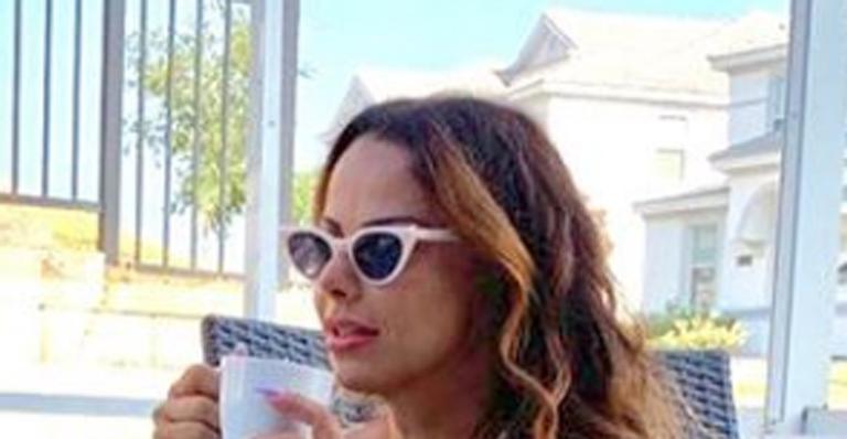 Viviane Araujo surge de maiô à beira da piscina e exibe tatuagens curiosas