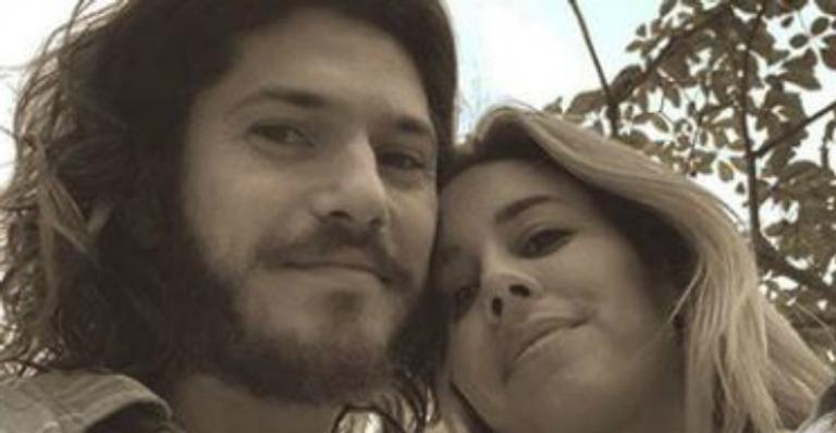 Grávida? Cris Dias posa ao lado de Caio Paduan com mão na barriga e legenda intriga fãs