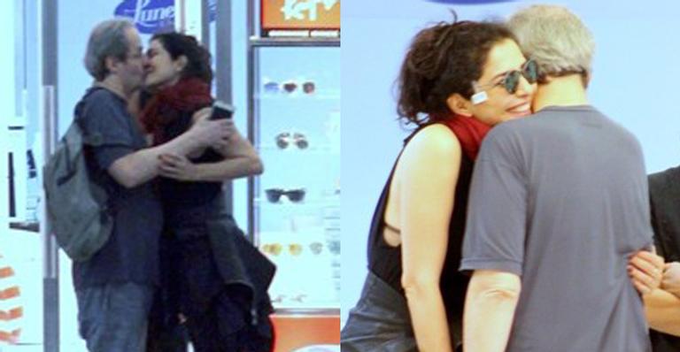 Letícia Sabatella e Daniel Dantas são flagrados trocando beijos em shopping