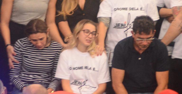 Noiva de Gabriel Diniz chega abatida ao velório e ganha o amparo da família do cantor