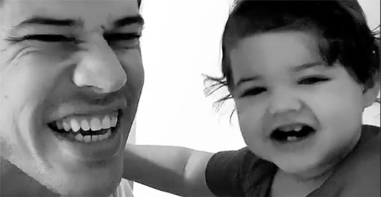 De férias da TV, José Loreto ganha beijos da filha em momento fofíssimo