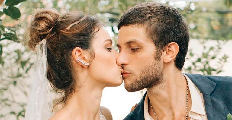 Laura Neiva mostra foto do dia em que pediu Chay Suede em casamento