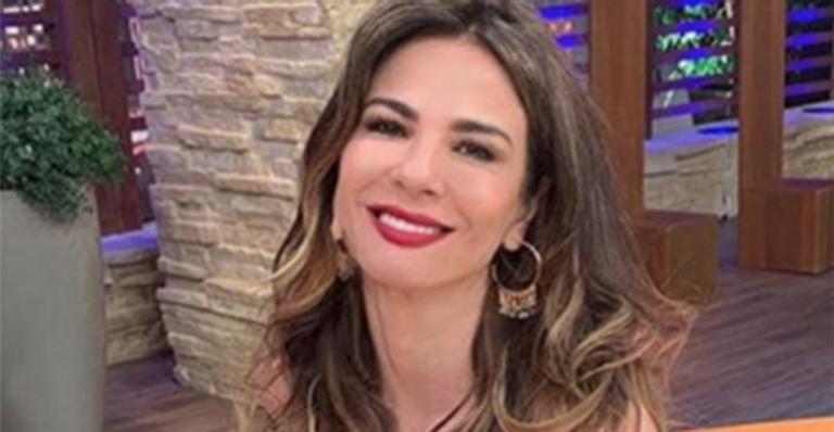 Aos 49 anos, Luciana Gimenez surge apenas de calcinha em foto ousada