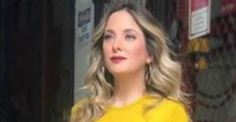 Ticiane Pinheiro aposta em vestido coladinho e super barrigão de oito meses rouba a cena