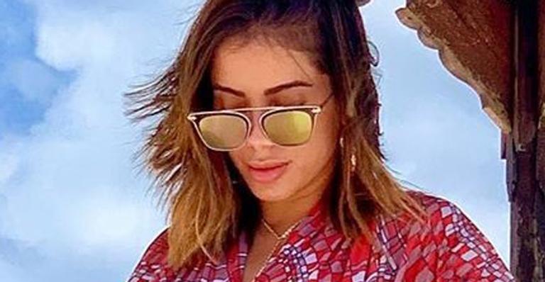 Na Indonésia, Anitta exibe marquinha de bronzeado e fãs elogiam: ”Zero defeitos”