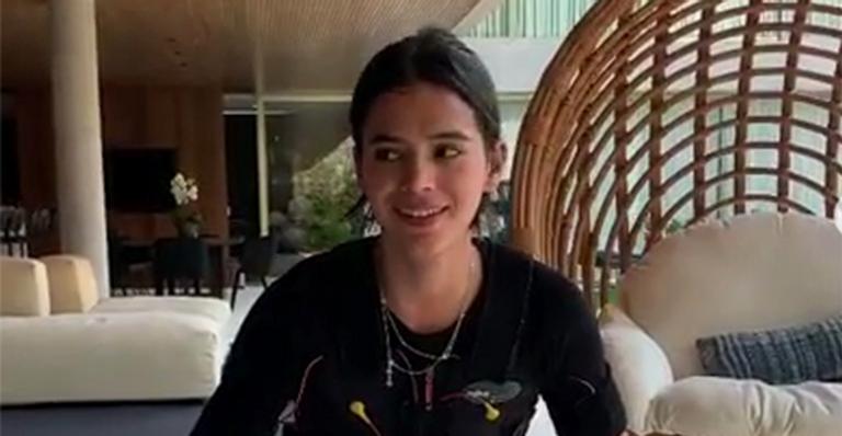 Bruna Marquezine faz caretas durante treino pesado em sua mansão