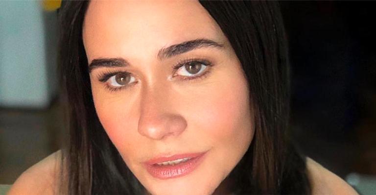 Alessandra Negrini sensualiza em foto de calcinha no espelho