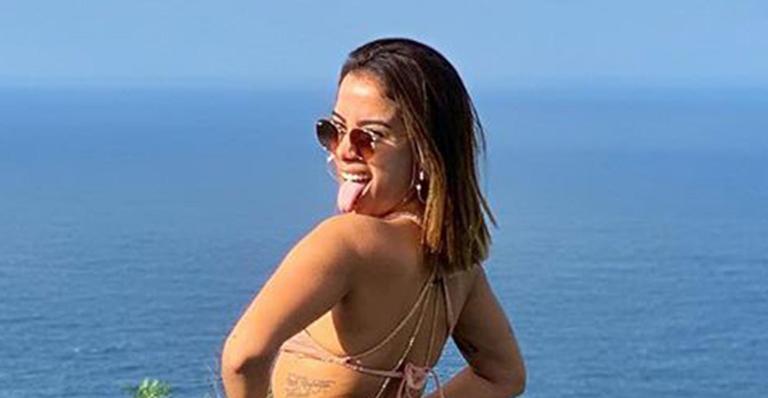Anitta empina o bumbum poderoso ao surgir com biquíni nude nas férias