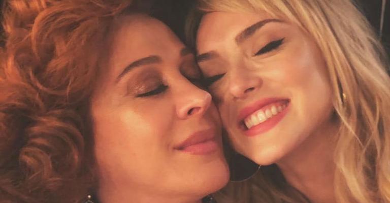Claudia Raia e Isabelle Drummond lamentam as gravações de ‘Verão 90’ chegando ao fim: “Tá acabando”