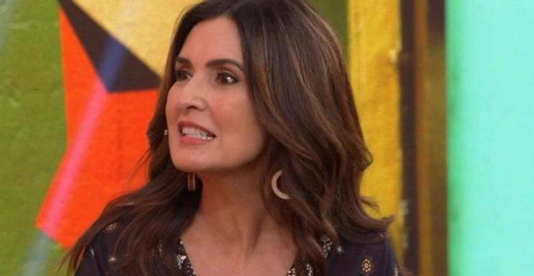 No Encontro, Fátima Bernardes exibe seu celular e acaba mostrando detalhe curioso