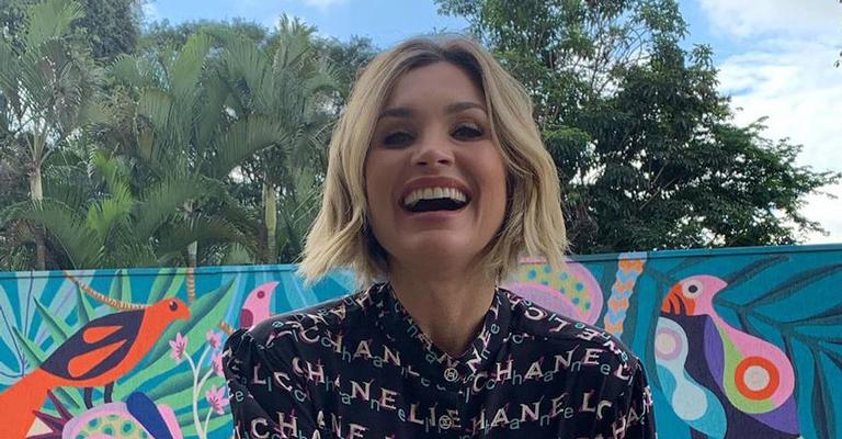 Flávia Alessandra se diverte com a chegada da sexta-feira ao som de Sandy e Júnior: “Sextou”