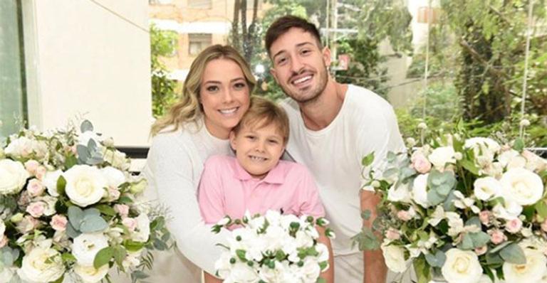 Noivo de Carol Dantas troca a gravata por acessório inusitado no casamento