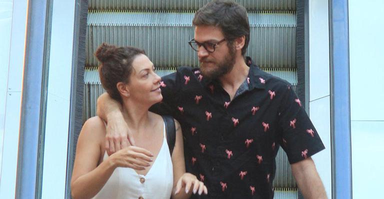 Emílio Dantas e Fabíula Nascimento são flagrados em momento apaixonado no Rio