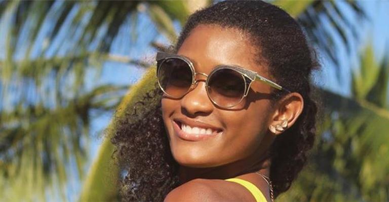 Erika Januza deixa fãs babando ao exibir corpaço em foto de biquíni