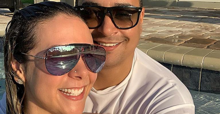 Carla Perez e Xanddy fazem temperatura subir e surgem namorando na piscina