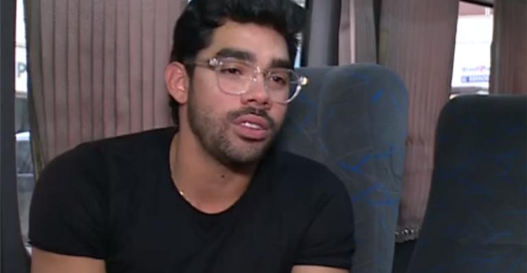 Gabriel Diniz se emocionou ao falar da noiva em entrevista inédita exibida pelo Altas Horas