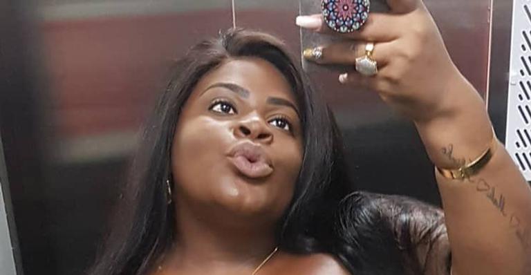 Jojo Todynho sai de casa usando top e volta só de sutiã em momento picante