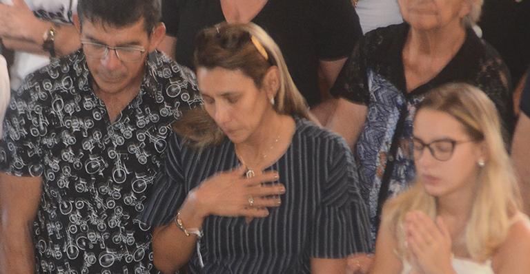 Emoção da família na missa de sétimo dia em homenagem a Gabriel Diniz comove fãs