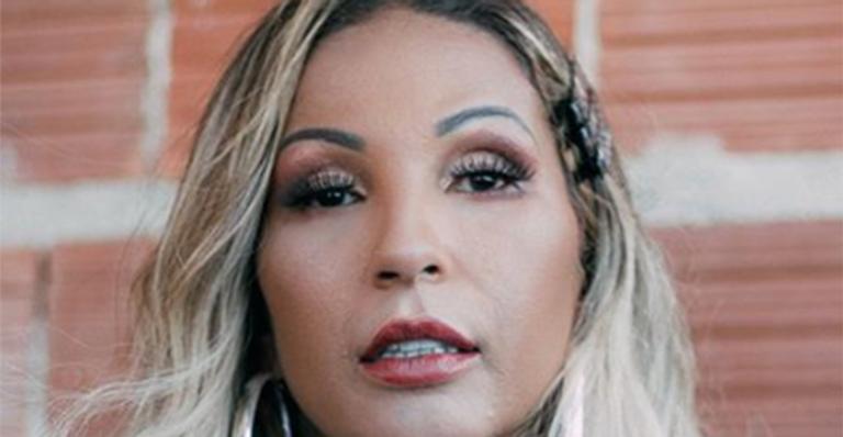Valesca Popozuda surge tomando banho na laje e exibe bumbum poderoso