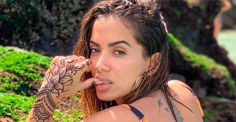 Em meio à polêmica, Anitta surge meditando em cenário paradisíaco