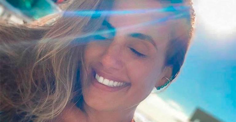 Ousada, Carol Peixinho ostenta bumbum duraço e empanado na areia