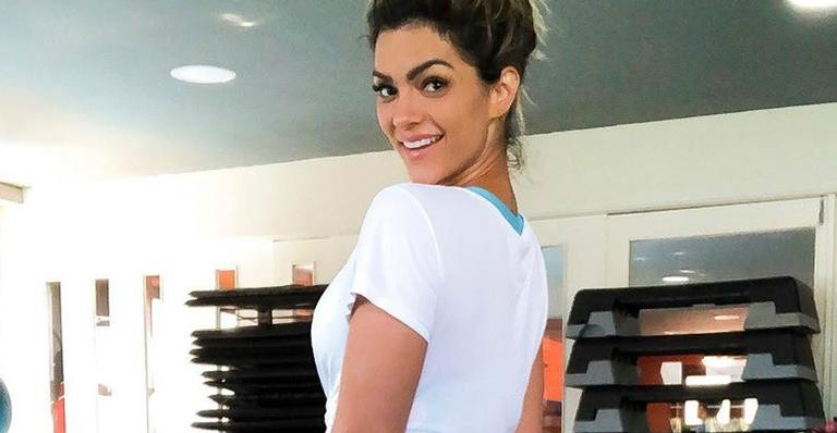 Kelly Key pega pesado no treino e exibe corpo com look inusitado