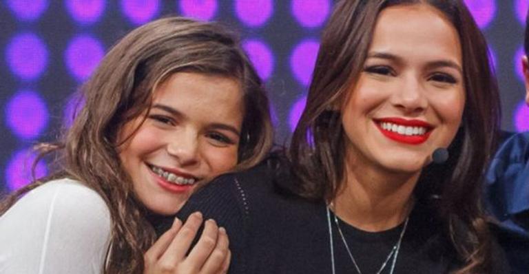 Irmã de Bruna Marquezine surge agarrada no namorado em passeio com a atriz