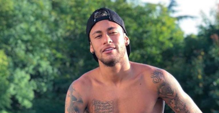 Neymar Jr. se abriga no colo do filho após polêmicas: ”Meu porto seguro”