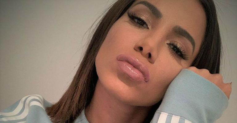 Anitta e a amiga posam bem plenas em selfie feita por um macaco: “Eles que fazem as regras”