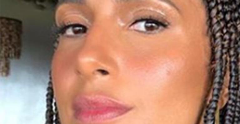Camila Pitanga faz post sincero ao falar de seu visual com tranças: ”Difícil”