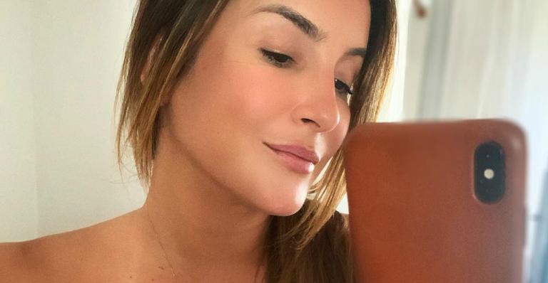 Sem maquiagem, Claudia Leitte exibe a barriguinha de grávida em nova selfie