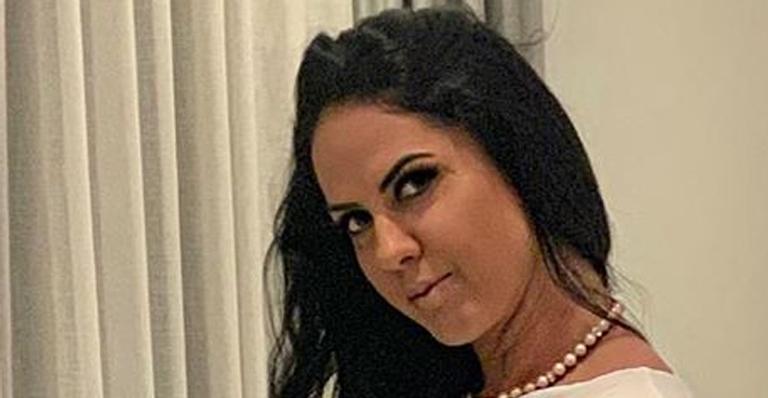 Graciele Lacerda surge com as costas nuas em look sensual e chiquérrimo