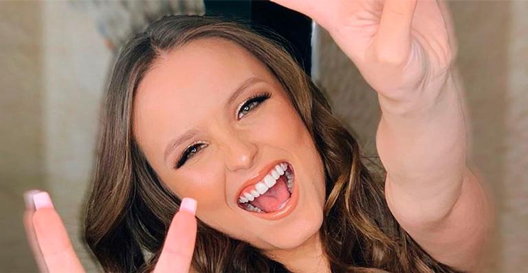 Larissa Manoela posa de cara lavada e fãs elogiam: ”Sem nada e perfeita”