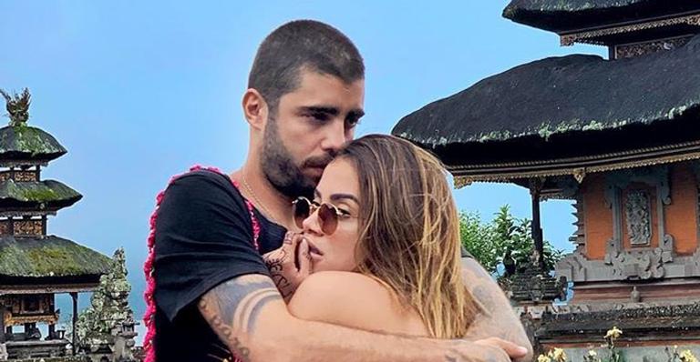 No Brasil, Pedro Scooby acompanha Anitta em gravação de programa