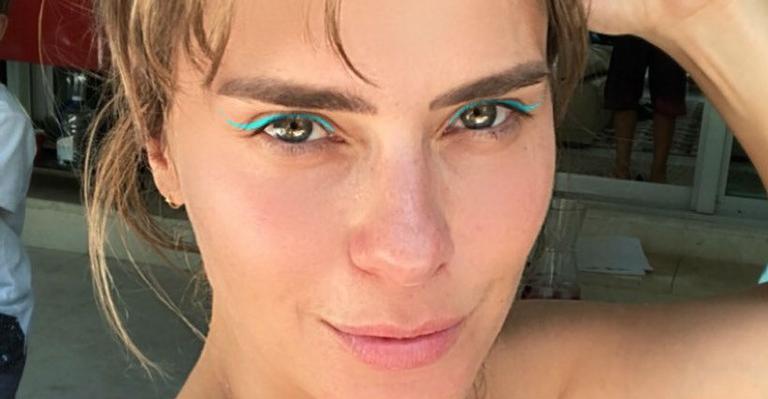 Carolina Dieckmann posa em frente ao mar e se diverte com seus cliques: “Frente e verso”