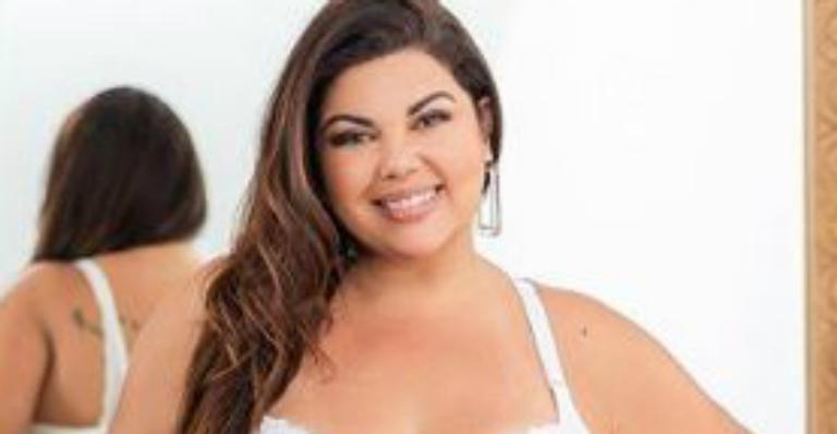 Fabiana Karla posa coladinha no namorado gato e fãs ficam impressionados