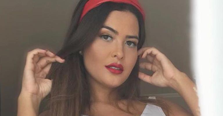 Ousada! Geisy Arruda puxa calcinha até o limite e quase mostra demais em clique