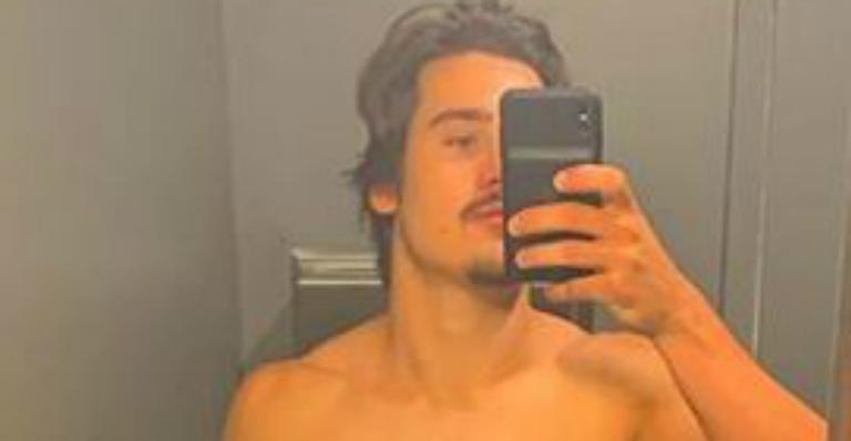 Nicolas Prattes ostenta barriguinha trincada em selfie e deixa fãs boquiabertos