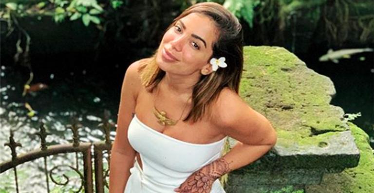 Anitta posa de vestido branco e responde boato sobre casamento com Pedro Scooby